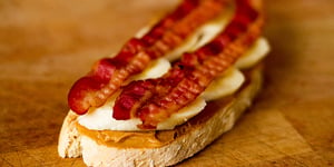 Photo de la Recette: BANIK MONTE-CARLO (BANANE, BACON & BEURRE D'ARACHIDE)