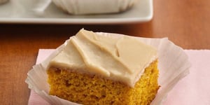 Photo de la Recette: Barres Épicées à L'orange et à la Citrouille avec Glaçage au Beurre Doré