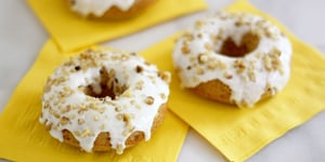 Photo de la Recette: Beignes de Gâteau aux Carottes Enrobés de Glacis au Fromage à la Crème à L’ananas