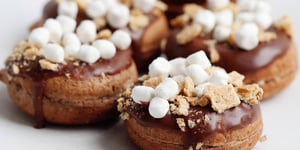 Beignes S’mores Cuits au Four et Glacés au Chocolat