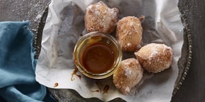 BEIGNETS AU FROMAGE QUARK LIBERTÉ, SAUCE CARAMEL AU BEURRE SALÉ