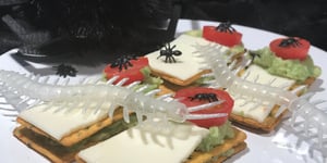 Photo de la Recette: Biscottes à la Guacamole, Fromage et Araignées Pour L'halloween