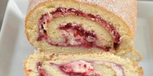 Photo de la Recette: Biscuit Roulé à la Confiture de Fraises Maison
