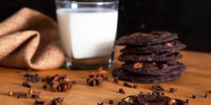 Biscuits au Chocolat Épicé, Caramel au Beurre et Pacanes