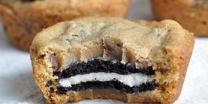 BISCUITS AUX PÉPITES DE CHOCOLAT FARCIS À L'OREO