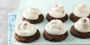 Biscuits Craquelés au Chocolat Chaud avec Glaçage à la Guimauve