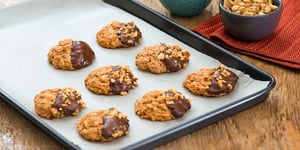 Biscuits Plats au Gruau avec Trempette Décorative