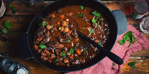 BŒUF BOURGUIGNON À LA BAVETTE