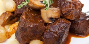 Photo de la Recette: BŒUF BRAISÉ AU MADÈRE, GARNITURES À LA BOURGUIGNONNE ET PURÉE DE POMMES DE TERRE À L’AIL CONFIT