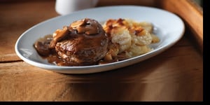 BŒUF CHASSEUR AVEC POMMES DE TERRE DAUPHINOISES