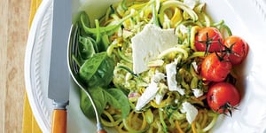 Photo de la Recette: Bol de Nouilles de Courgettes et Pesto Avocat, Coriandre et Pistaches