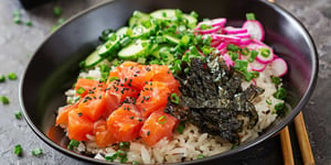 Bol de poké au saumon mariné