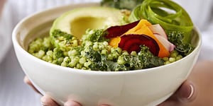 Photo de la Recette: Bols Verts de Couscous Perlé, Dukka et Avocat