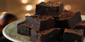 Photo de la Recette: Bouchées au Bleu d’Élizabeth, au Chocolat Noir et aux Dattes