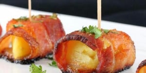 Photo de la Recette: BOUCHÉES D'ANANAS ENROBÉES DE BACON ET GLACÉES À LA SAUCE PIQUANTE