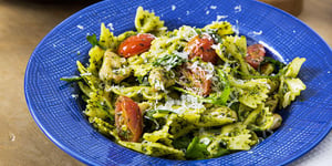 Photo de la Recette: Boucles au Poulet à L'ail Pesto de Roquette et Parmesan
