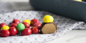 BOULES DE CHOCOLAT AU BEURRE D’ARACHIDE ET M&M’S