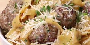 Boulettes de Viande Suédoises Fait de Bœuf et Porc et d'une Sauce Crémeuse