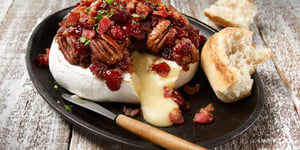 Brie Fondant aux Canneberges, Bacon et Pacanes