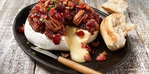 BRIE FONDANT AUX CANNEBERGES, BACON ET PACANES