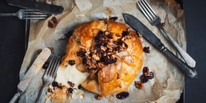 Brie Fondant en Croûte avec Poires Caramélisées à la Bière
