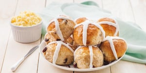 Brioches du Vendredi Saint au Blé Entier à la Cardamome