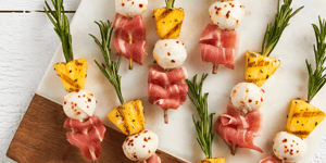 Photo de la Recette: Brochettes de Fromage Bocconcini Ananas Prosciutto et Romarin