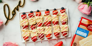 Photo de la Recette: Brochettes de Gâteau aux Fraises de la Saint-Valentin