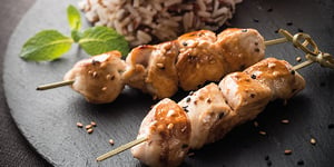Brochettes de Lotte Relevées à la Moutarde d'ail et de Poivrons