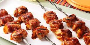Photo de la Recette: Brochettes de Poulet et de Pêches au Bacon