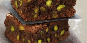 Photo de la Recette: Brownie aux Pistaches Grillées, Sauce au Chocolat et Noix de Pécan Caramélisées