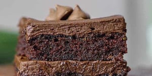 Brownies aux Zucchinis Moelleux, Pépites de Chocolat et Glaçage au Fudge