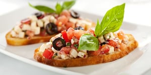 Photo de la Recette: Bruschettas Tomates, Olives et Parmesan