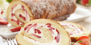 Photo de la Recette: BÛCHE À LA CRÈME ET AUX FRAISES