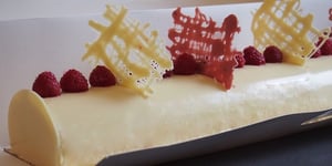 Photo de la Recette: BÛCHE CHOCOLAT BLANC coeur FRAMBOISES
