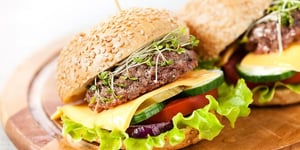 Burger au Cheddar et Crudités