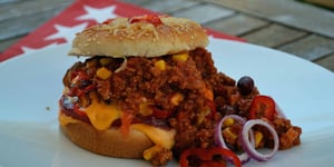 Photo de la Recette: Burger au Chili Con Carne, Tomates, Cheddar, Piment Doux et Oignons Rouges