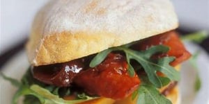 Photo de la Recette: Burger aux Patates Douces avec Roquette, Chorizo et Chutney