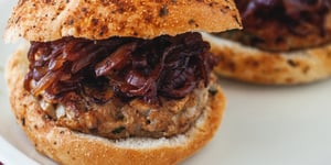 Photo de la Recette: Burger de Poulet Champignons et Oignons Rouges Caramélisés