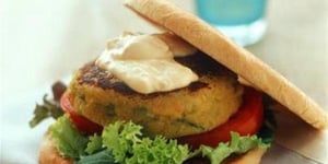 Photo de la Recette: Burger de Soja à la Salade et Hoummous