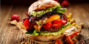 Burgers aux Patates Douces Panées, à L'avocat et aux Oignons Caramélisés