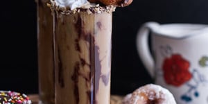 Photo de la Recette: Café Glacé à la Noix de Coco avec des Beignets de Chocolat Glacé au Chocolat