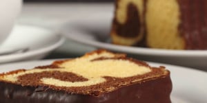 Cake Marbré Surprise Recouvert de Chocolat