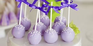 Cake Pops Romantiques de Chocolat au Lait à la Violette