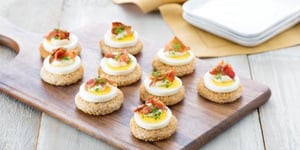 Photo de la Recette: Canapés aux œufs et au Bacon