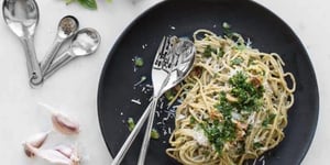 Carbonara Crémeux Parmesan, Basilic Finement Haché et de Glaçage avec du Pesto