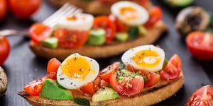 Photo de la Recette: CARPACCIO DE BŒUF TOMATES CONFITES OLIVES NOIRES AU TARTARE AIL ET FINES HERBES