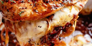 CASSEROLE DE POULET FARCIE À L'OIGNON FRANÇAIS