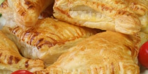 Photo de la Recette: Chaussons Feuilletés au Bologne et aux Trois Fromages