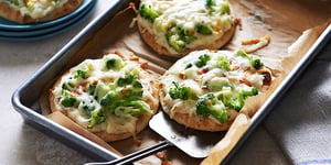 Photo de la Recette: Cheesy Broccoli Naan Pizzette 